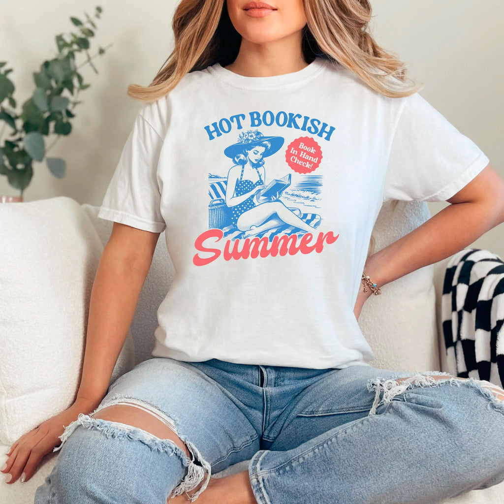 Hot Bookish Summer Comfort Colors T-Shirt for Women, Retro Reader Beach Tee Book Lover Aesthetic Shirt, Vintage Style Summer Reading Top