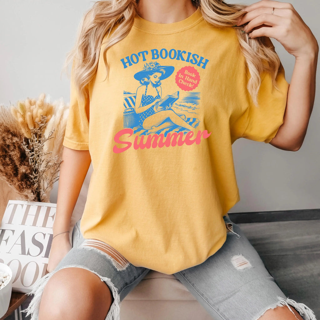 Hot Bookish Summer Comfort Colors T-Shirt for Women, Retro Reader Beach Tee Book Lover Aesthetic Shirt, Vintage Style Summer Reading Top