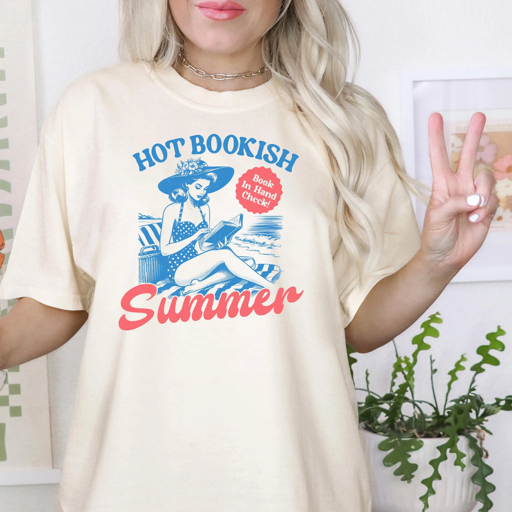 Hot Bookish Summer Comfort Colors T-Shirt for Women, Retro Reader Beach Tee Book Lover Aesthetic Shirt, Vintage Style Summer Reading Top