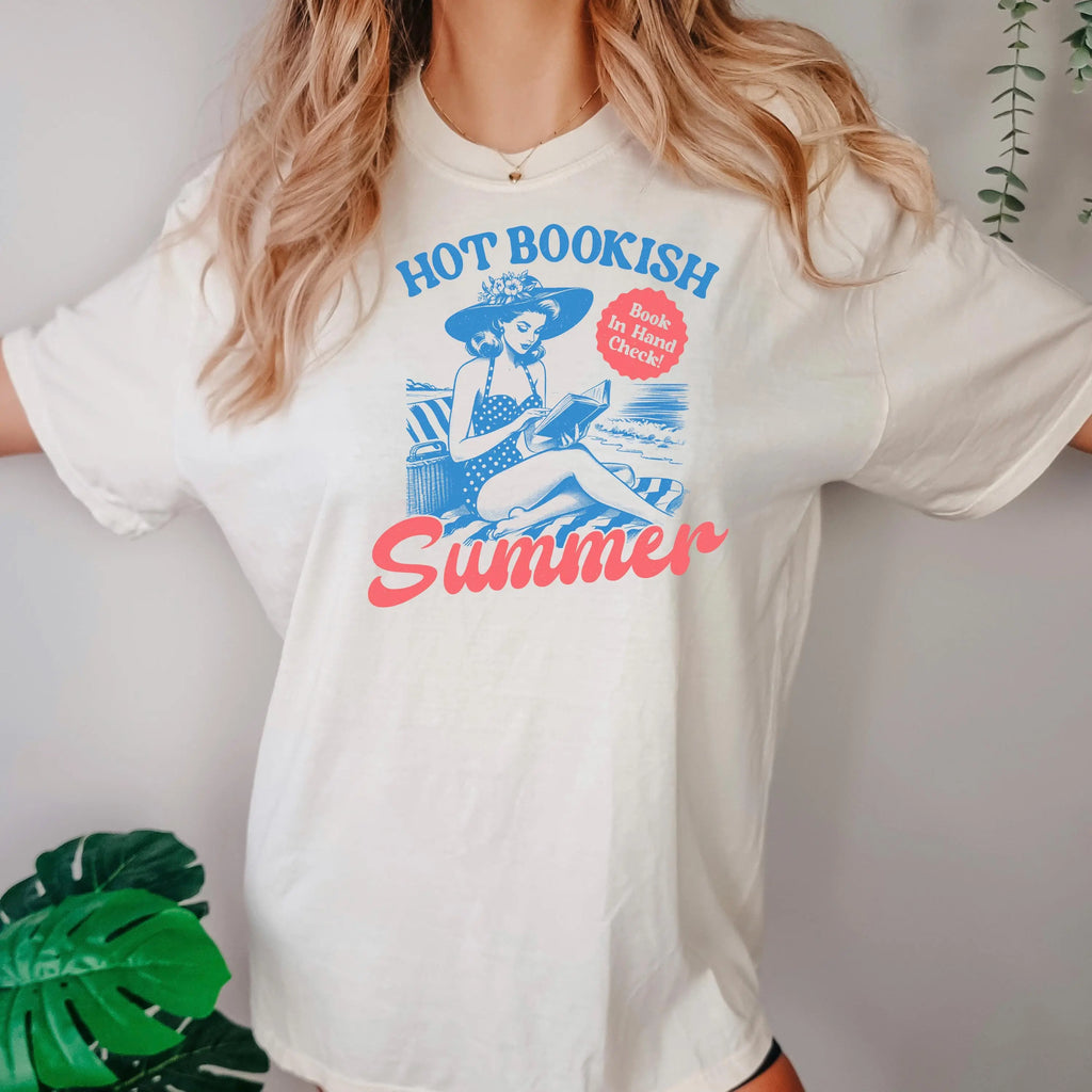 Hot Bookish Summer Comfort Colors T-Shirt for Women, Retro Reader Beach Tee Book Lover Aesthetic Shirt, Vintage Style Summer Reading Top