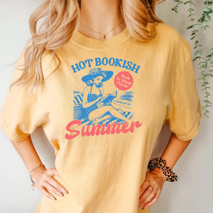 Hot Bookish Summer Comfort Colors T-Shirt for Women, Retro Reader Beach Tee Book Lover Aesthetic Shirt, Vintage Style Summer Reading Top