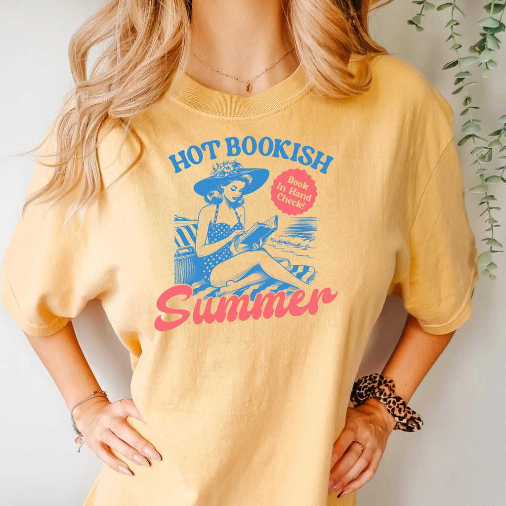 Hot Bookish Summer Comfort Colors T-Shirt for Women, Retro Reader Beach Tee Book Lover Aesthetic Shirt, Vintage Style Summer Reading Top